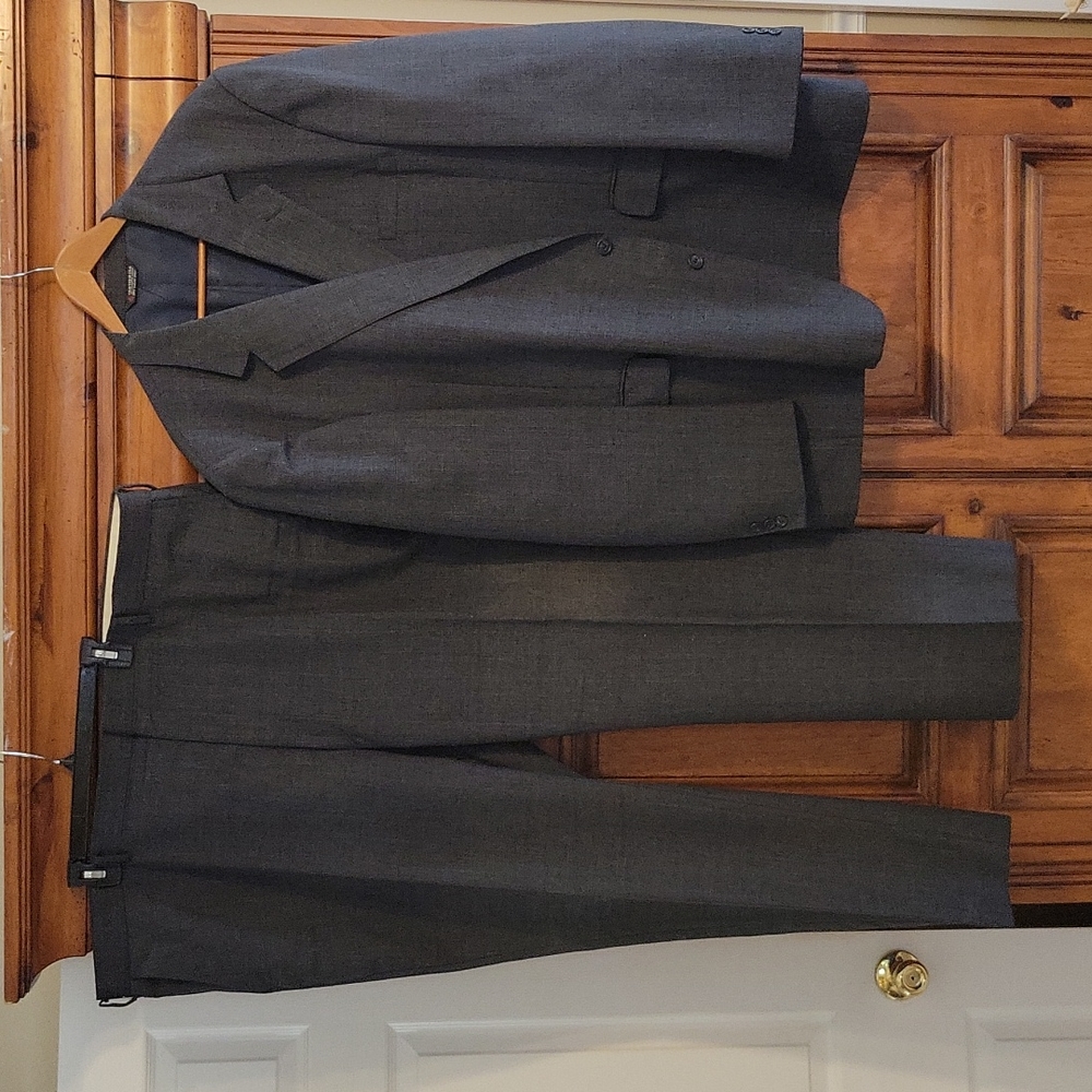Nic's Toggery Men's Suit